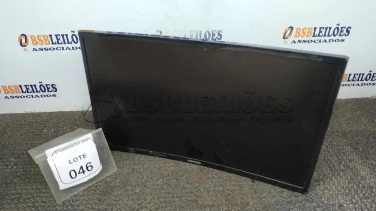 LOTE 046 - 01 MONITOR 24” TELA CURVA SEM PÉ MARCA SAMSUNG. (NO ESTADO EM QUE SE ENCONTRA. SUJEITO A AVARIAS OCULTAS/VISÍVEIS) AV9737B