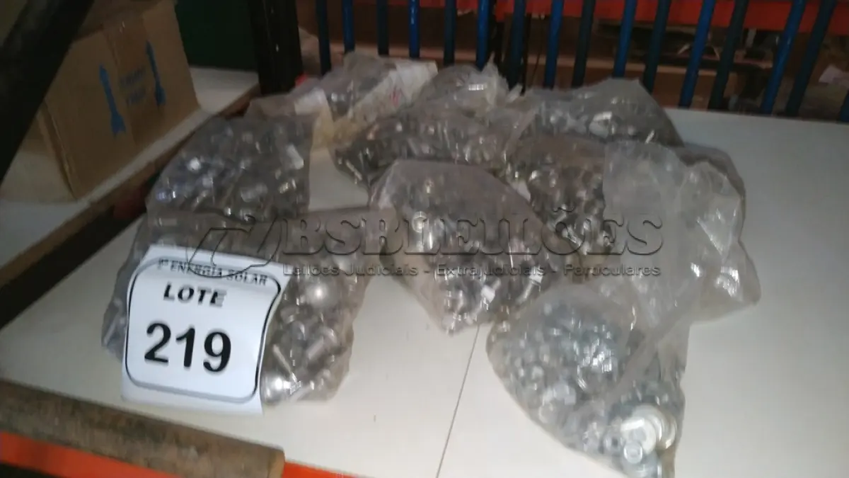 LOTE 219 - 01 LOTE COM PARAFUSOS CABEÇA DE MARTELO E PORCAS DIVERSAS. (NO ESTADO) ATENÇÃO! FAZER A VISITAÇÃO ANTES DE ARREMATAR, NÃO SABEMOS SE FUNCIONA, LEILÃO NÃO TEM GARANTIA E NEM DEVOLUÇÃO, SUJEITO A POSSÍVEIS AVARIAS VISÍVEIS/OCULTAS E/OU AUSÊNCIA DE COMPONENTES.