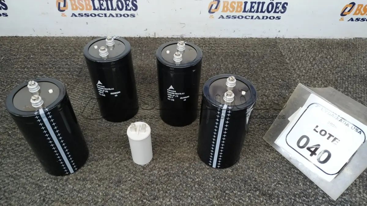 LOTE 040 - 04 CAPACITORES EPCOS 4700NF 450V. (NO ESTADO EM QUE SE ENCONTRA. SUJEITO A AVARIAS OCULTAS/VISÍVEIS)