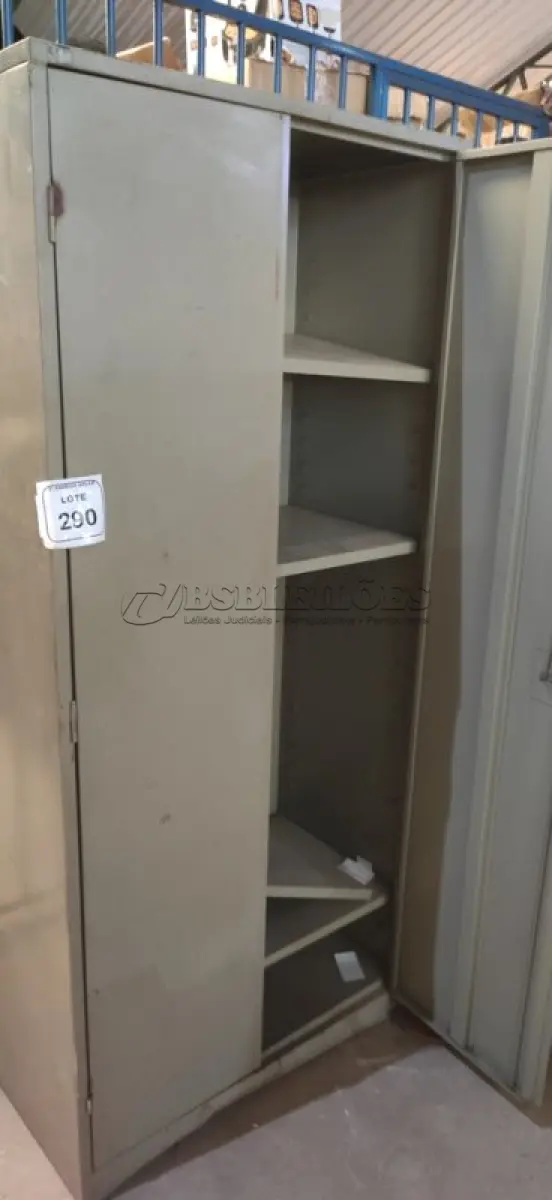 LOTE 290 - 01 ARMÁRIO DE AÇO 02 PORTAS E 4 PRATELEIRAS. (NO ESTADO) ATENÇÃO! FAZER A VISITAÇÃO ANTES DE ARREMATAR, NÃO SABEMOS SE FUNCIONA, LEILÃO NÃO TEM GARANTIA E NEM DEVOLUÇÃO, SUJEITO A POSSÍVEIS AVARIAS VISÍVEIS/OCULTAS E/OU AUSÊNCIA DE COMPONENTES.