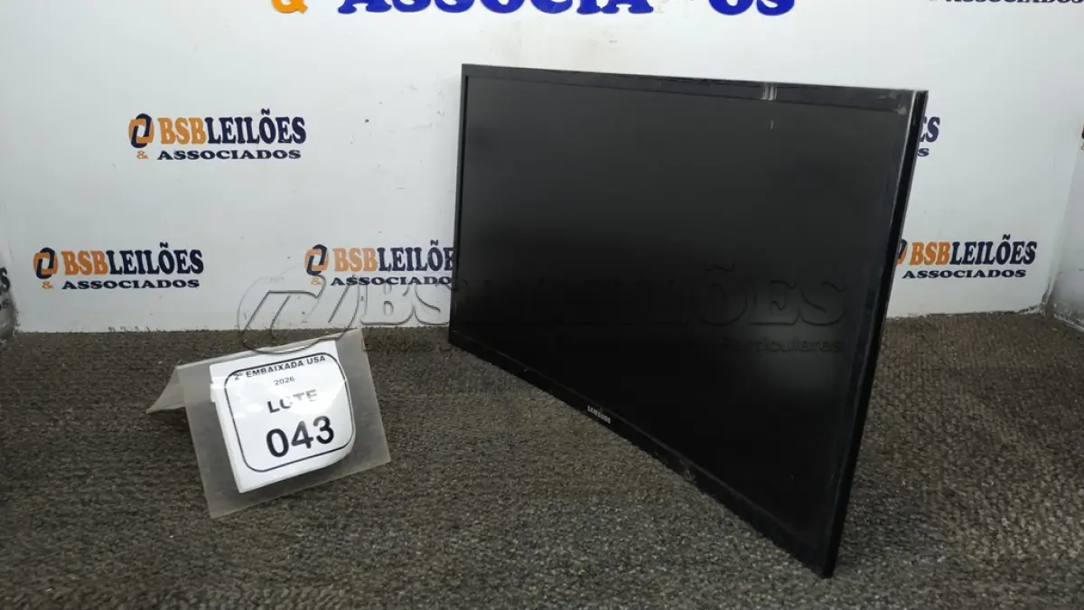 LOTE 043 - 01 MONITOR 24” TELA CURVA SEM PÉ MARCA SAMSUMG. (NO ESTADO EM QUE SE ENCONTRA. SUJEITO A AVARIAS OCULTAS/VISÍVEIS) AV9737U