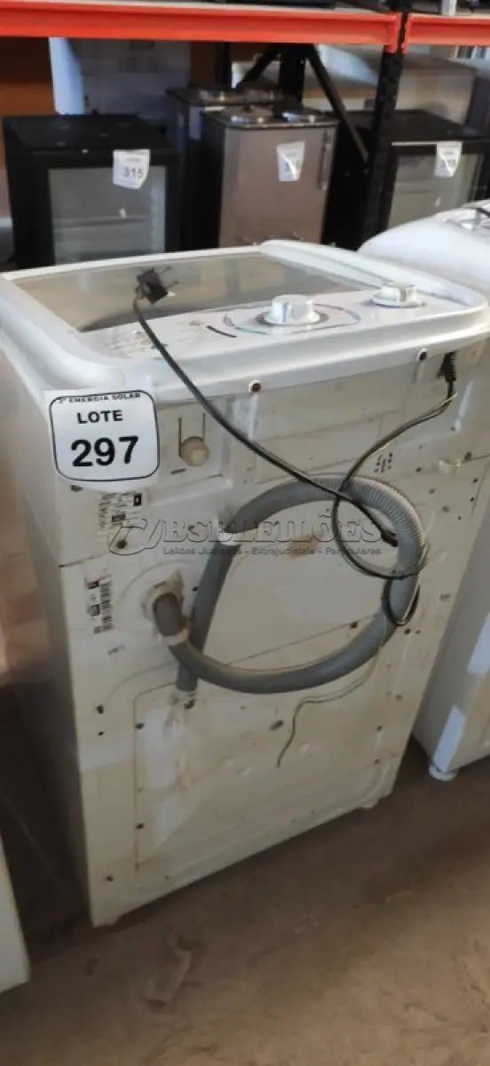 LOTE 297 - 01 MÁQUINA DE LAVAR ROUPAS ELECTROLUX 10 KG 220 VOLTS. (NO ESTADO) ATENÇÃO! FAZER A VISITAÇÃO ANTES DE ARREMATAR, NÃO SABEMOS SE FUNCIONA, LEILÃO NÃO TEM GARANTIA E NEM DEVOLUÇÃO, SUJEITO A POSSÍVEIS AVARIAS VISÍVEIS/OCULTAS E/OU AUSÊNCIA DE COMPONENTES.