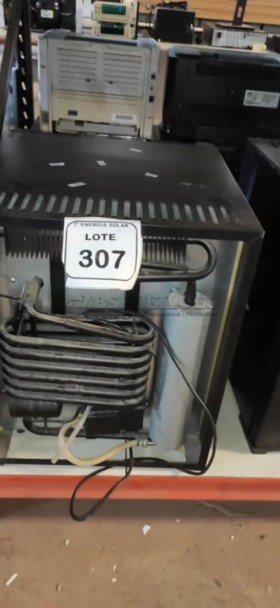 LOTE 307 - 01 FRIGOBAR 50 LITROS DOMETIC. (NO ESTADO) ATENÇÃO! FAZER A VISITAÇÃO ANTES DE ARREMATAR, NÃO SABEMOS SE FUNCIONA, LEILÃO NÃO TEM GARANTIA E NEM DEVOLUÇÃO, SUJEITO A POSSÍVEIS AVARIAS VISÍVEIS/OCULTAS E/OU AUSÊNCIA DE COMPONENTES.