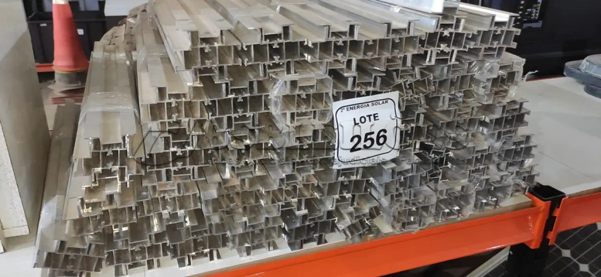 LOTE 256 - 01 LOTE COM PEDAÇOS DE TRILHOS EM ALUMÍNIO. (NO ESTADO) ATENÇÃO! FAZER A VISITAÇÃO ANTES DE ARREMATAR, NÃO SABEMOS SE FUNCIONA, LEILÃO NÃO TEM GARANTIA E NEM DEVOLUÇÃO, SUJEITO A POSSÍVEIS AVARIAS VISÍVEIS/OCULTAS E/OU AUSÊNCIA DE COMPONENTES.