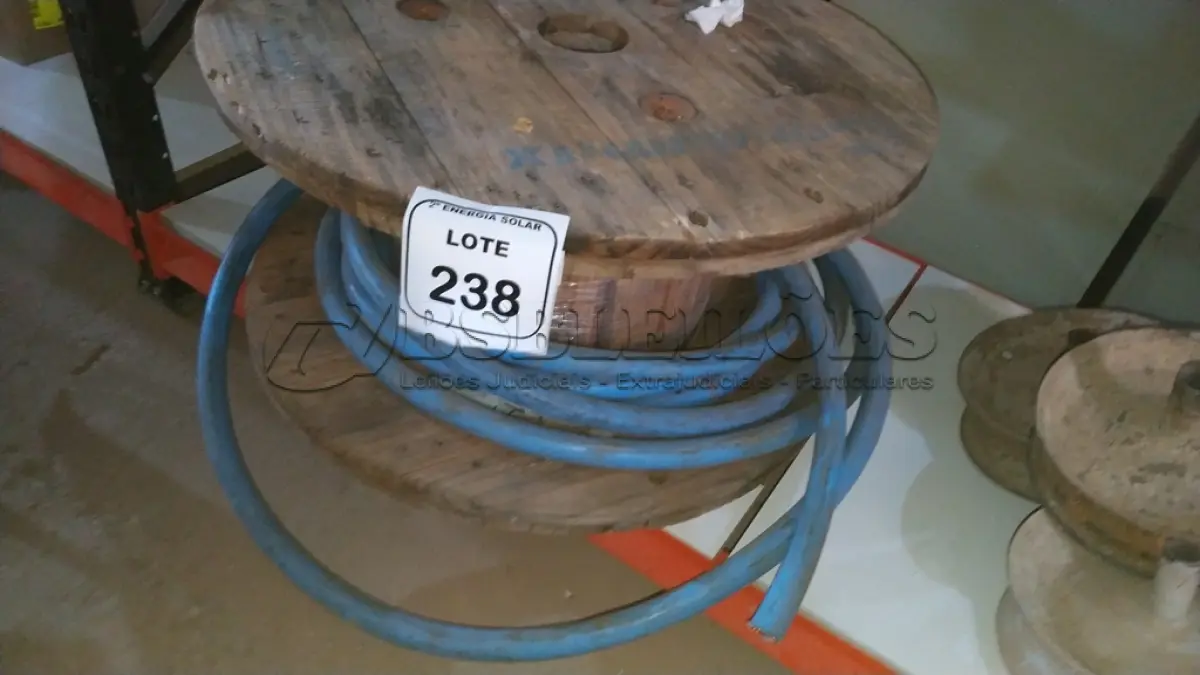 LOTE 238 - 01 CARRETEL COM 12M DE FIO 240MM AZUL. (NO ESTADO) ATENÇÃO! FAZER A VISITAÇÃO ANTES DE ARREMATAR, NÃO SABEMOS SE FUNCIONA, LEILÃO NÃO TEM GARANTIA E NEM DEVOLUÇÃO, SUJEITO A POSSÍVEIS AVARIAS VISÍVEIS/OCULTAS E/OU 