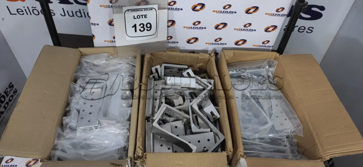 LOTE 139 - 03 CAIXAS DE SUPORTE SINGLE PARA PAINEL SOLARES. (NO ESTADO) ATENÇÃO! FAZER A VISITAÇÃO ANTES DE ARREMATAR, NÃO SABEMOS SE FUNCIONA, LEILÃO NÃO TEM GARANTIA E NEM DEVOLUÇÃO, SUJEITO A POSSÍVEIS AVARIAS VISÍVEIS/OCULTAS E/OU AUSÊNCIA DE COMPONENTES.
