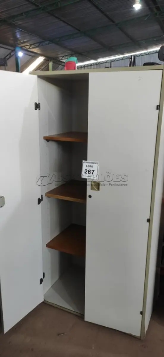 LOTE 267 - 01 ARMÁRIO EM MADEIRA 02 PORTAS COM 03 PRATELEIRAS. (NO ESTADO) ATENÇÃO! FAZER A VISITAÇÃO ANTES DE ARREMATAR, NÃO SABEMOS SE FUNCIONA, LEILÃO NÃO TEM GARANTIA E NEM DEVOLUÇÃO, SUJEITO A POSSÍVEIS AVARIAS VISÍVEIS/OCULTAS E/OU AUSÊNCIA DE COMPONENTES.
