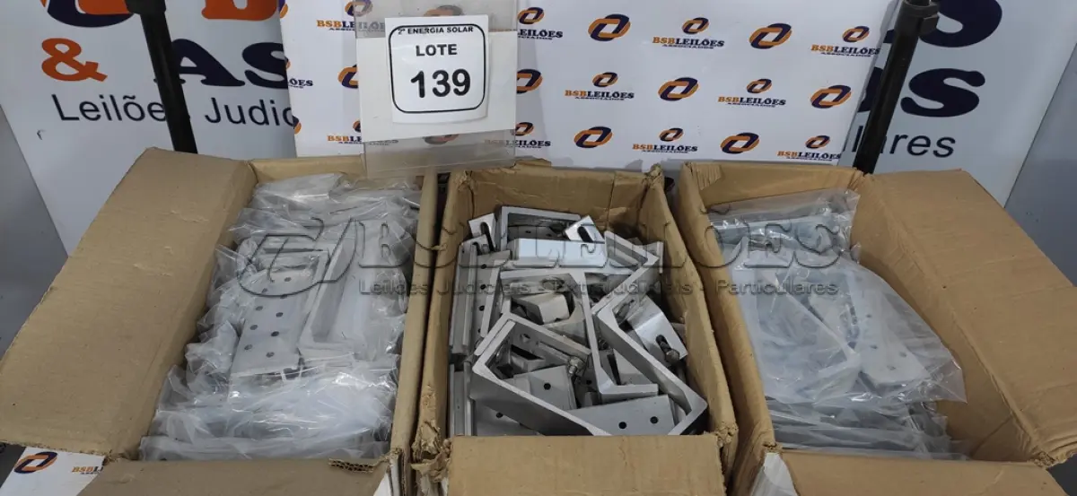 LOTE 139 - 03 CAIXAS DE SUPORTE SINGLE PARA PAINEL SOLARES. (NO ESTADO) ATENÇÃO! FAZER A VISITAÇÃO ANTES DE ARREMATAR, NÃO SABEMOS SE FUNCIONA, LEILÃO NÃO TEM GARANTIA E NEM DEVOLUÇÃO, SUJEITO A POSSÍVEIS AVARIAS VISÍVEIS/OCULTAS E/OU AUSÊNCIA DE COMPONENTES.