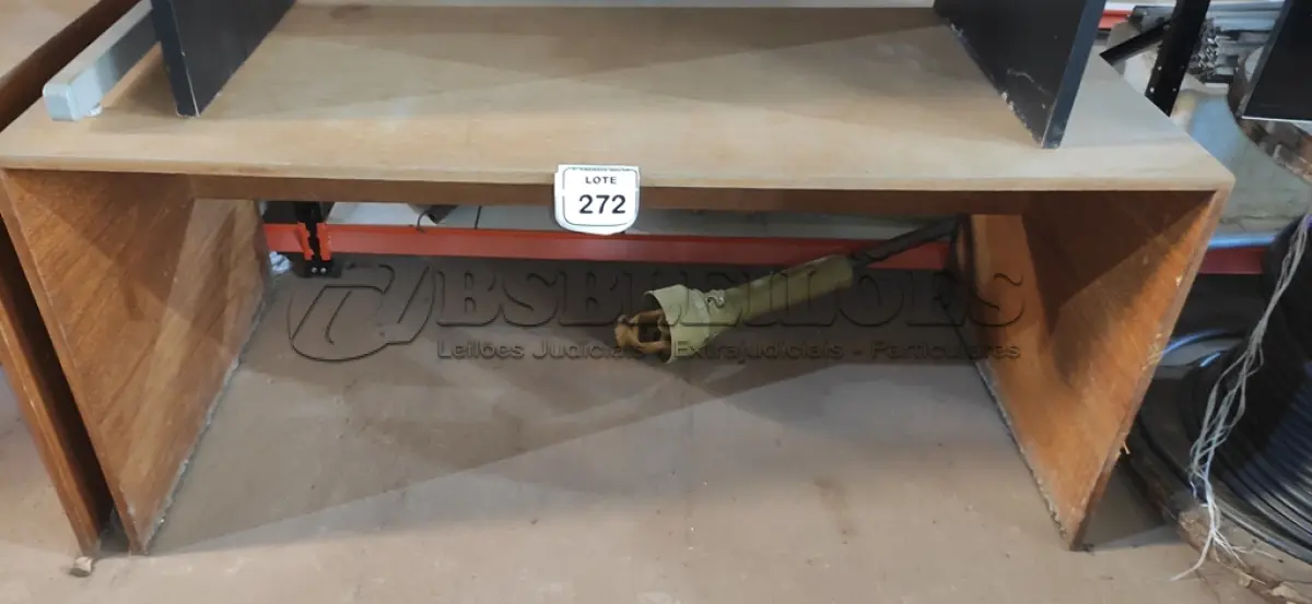 LOTE 272 - 01 MESA EM MADEIRA. (NO ESTADO) ATENÇÃO! FAZER A VISITAÇÃO ANTES DE ARREMATAR, NÃO SABEMOS SE FUNCIONA, LEILÃO NÃO TEM GARANTIA E NEM DEVOLUÇÃO, SUJEITO A POSSÍVEIS AVARIAS VISÍVEIS/OCULTAS E/OU AUSÊNCIA DE COMPONENTES.