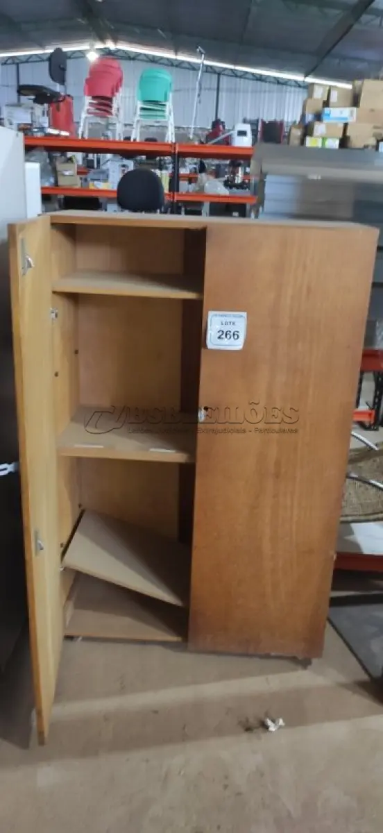 LOTE 266 - 01 ARMÁRIO EM MADEIRA 02 PORTAS E 03 PRATELEIRAS. (NO ESTADO) ATENÇÃO! FAZER A VISITAÇÃO ANTES DE ARREMATAR, NÃO SABEMOS SE FUNCIONA, LEILÃO NÃO TEM GARANTIA E NEM DEVOLUÇÃO, SUJEITO A POSSÍVEIS AVARIAS VISÍVEIS/OCULTAS E/OU AUSÊNCIA DE COMPONENTES.