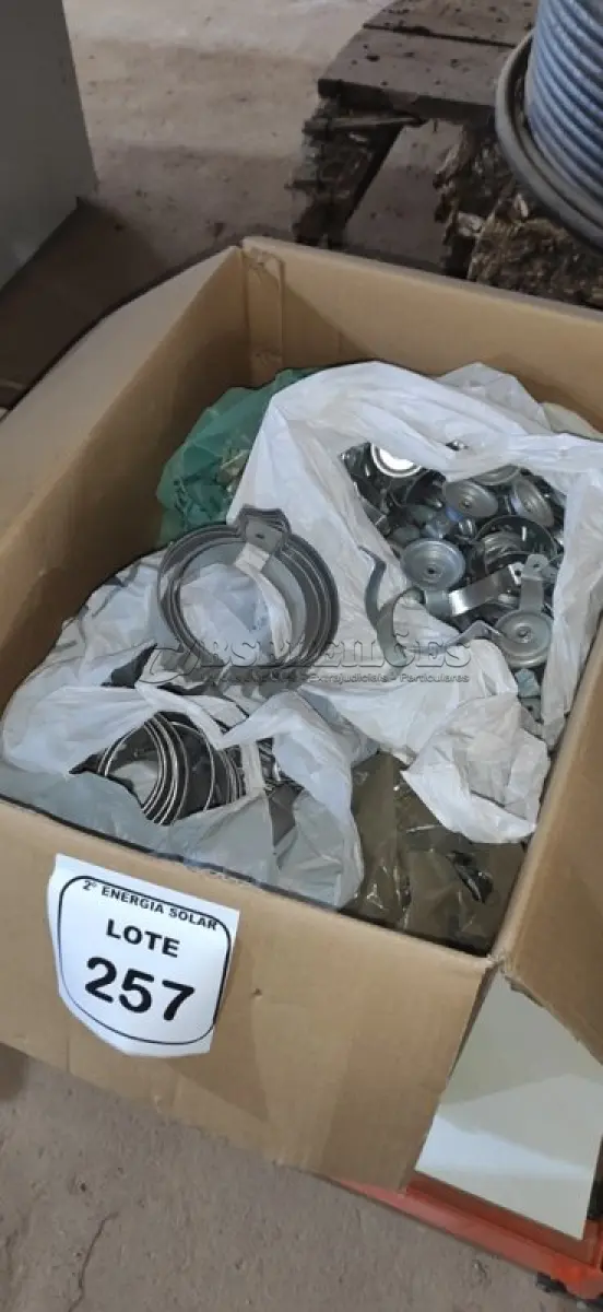 LOTE 257 - 01 CAIXAS COM ABRAÇADEIRAS DIVERSAS ANTIGAS. (NO ESTADO) ATENÇÃO! FAZER A VISITAÇÃO ANTES DE ARREMATAR, NÃO SABEMOS SE FUNCIONA, LEILÃO NÃO TEM GARANTIA E NEM DEVOLUÇÃO, SUJEITO A POSSÍVEIS AVARIAS VISÍVEIS/OCULTAS E/OU 