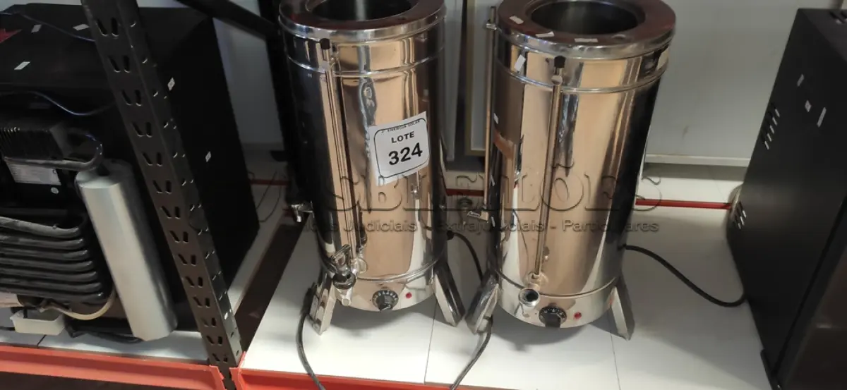 LOTE 324 - 02 CAFETEIRAS INDUSTRIAL MONARCHA. (NO ESTADO) ATENÇÃO! FAZER A VISITAÇÃO ANTES DE ARREMATAR, NÃO SABEMOS SE FUNCIONA, LEILÃO NÃO TEM GARANTIA E NEM DEVOLUÇÃO, SUJEITO A POSSÍVEIS AVARIAS VISÍVEIS/OCULTAS E/OU AUSÊNCIA DE COMPONENTES.