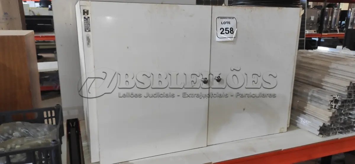 LOTE 258 - 01 ARMÁRIO EM MADEIRA PARA COZINHA. (NO ESTADO) ATENÇÃO! FAZER A VISITAÇÃO ANTES DE ARREMATAR, NÃO SABEMOS SE FUNCIONA, LEILÃO NÃO TEM GARANTIA E NEM DEVOLUÇÃO, SUJEITO A POSSÍVEIS AVARIAS VISÍVEIS/OCULTAS E/OU AUSÊNCIA DE COMPONENTES.