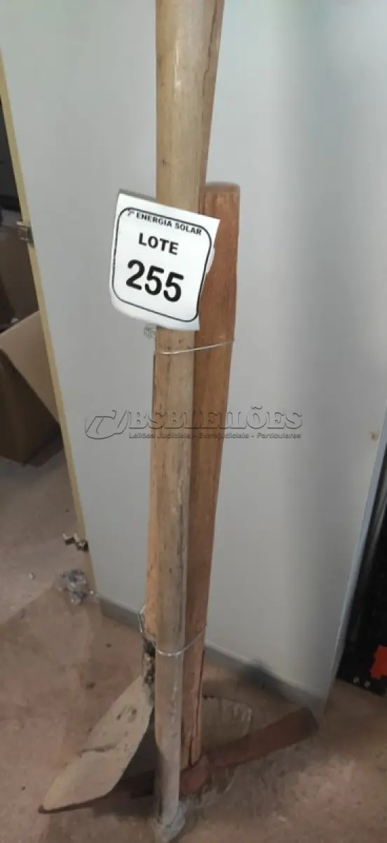 LOTE 255 - 01 PÁ COM CABO, 01 ENXADA COM CABO E 01 PICARETA COM CABO. (NO ESTADO) ATENÇÃO! FAZER A VISITAÇÃO ANTES DE ARREMATAR, NÃO SABEMOS SE FUNCIONA, LEILÃO NÃO TEM GARANTIA E NEM DEVOLUÇÃO, SUJEITO A POSSÍVEIS AVARIAS VISÍVEIS/OCULTAS E/OU 