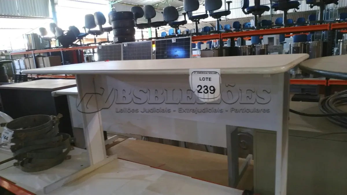 LOTE 239 - 01 MESA EM MADEIRA COM PÉS EM FERRO PARA ESCRITÓRIO. (NO ESTADO) ATENÇÃO! FAZER A VISITAÇÃO ANTES DE ARREMATAR, NÃO SABEMOS SE FUNCIONA, LEILÃO NÃO TEM GARANTIA E NEM DEVOLUÇÃO, SUJEITO A POSSÍVEIS AVARIAS VISÍVEIS/OCULTAS E/OU AUSÊNCIA DE COMPONENTES.