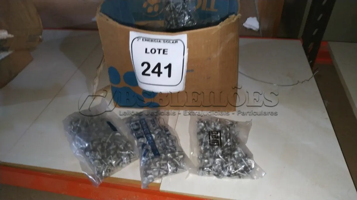 LOTE 241 - 01 CAIXA COM APROXIMADAMENTE 1200 PARAFUSOS AUTO BROCANTE. (NO ESTADO) ATENÇÃO! FAZER A VISITAÇÃO ANTES DE ARREMATAR, NÃO SABEMOS SE FUNCIONA, LEILÃO NÃO TEM GARANTIA E NEM DEVOLUÇÃO, SUJEITO A POSSÍVEIS AVARIAS VISÍVEIS/OCULTAS E/OU 