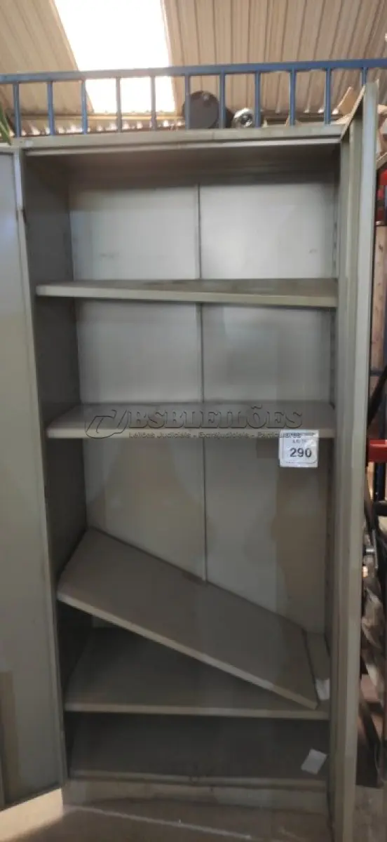 LOTE 290 - 01 ARMÁRIO DE AÇO 02 PORTAS E 4 PRATELEIRAS. (NO ESTADO) ATENÇÃO! FAZER A VISITAÇÃO ANTES DE ARREMATAR, NÃO SABEMOS SE FUNCIONA, LEILÃO NÃO TEM GARANTIA E NEM DEVOLUÇÃO, SUJEITO A POSSÍVEIS AVARIAS VISÍVEIS/OCULTAS E/OU AUSÊNCIA DE COMPONENTES.