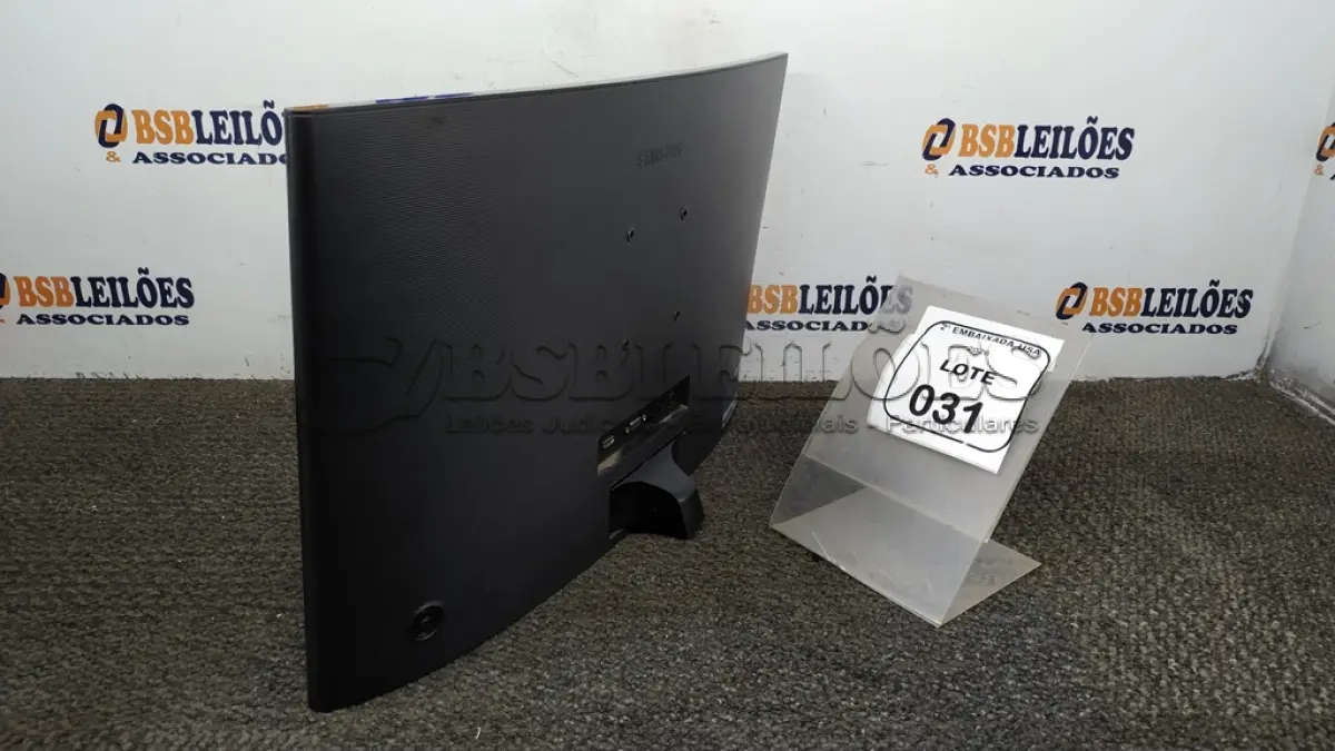 LOTE 031 - 01 MONITOR 24” HDMI TELA CURVA SEM PÉ MARCA SAMSUNG. (NO ESTADO EM QUE SE ENCONTRA. SUJEITO A AVARIAS OCULTAS/VISÍVEIS.) AV9739D