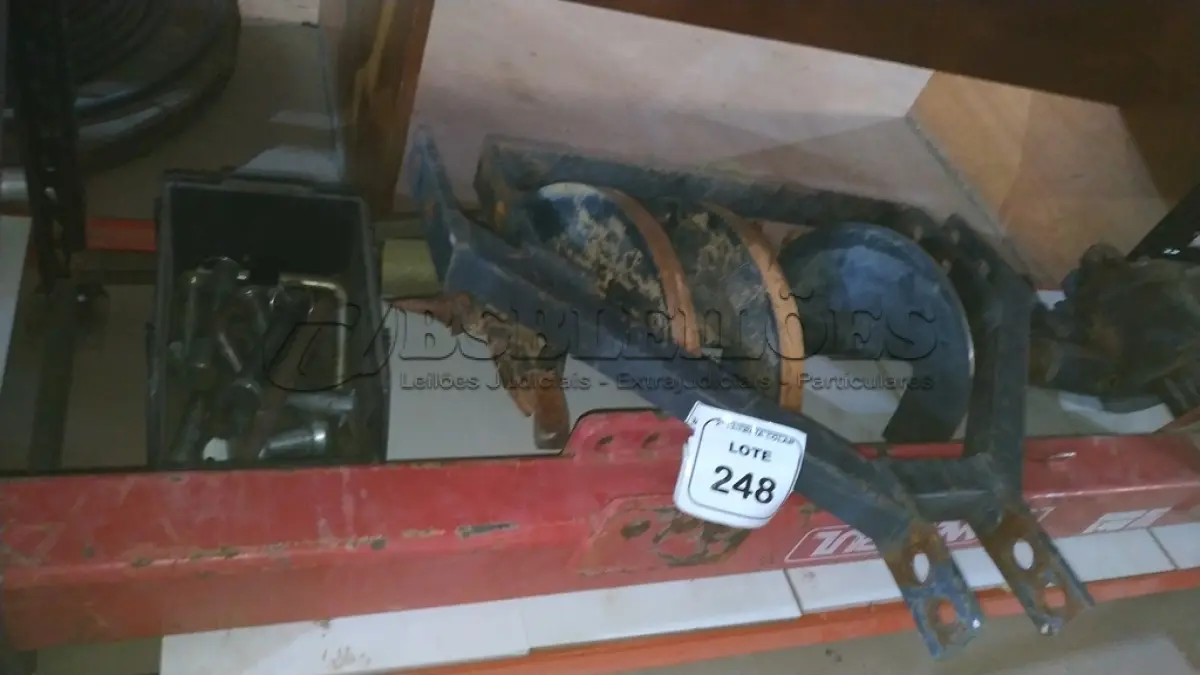 LOTE 248 - 01 PERFURADORA DE SOLO PARA TRATOR COM BRAÇO DE FORÇA. (NO ESTADO) ATENÇÃO! FAZER A VISITAÇÃO ANTES DE ARREMATAR, NÃO SABEMOS SE FUNCIONA, LEILÃO NÃO TEM GARANTIA E NEM DEVOLUÇÃO, SUJEITO A POSSÍVEIS AVARIAS VISÍVEIS/OCULTAS E/OU AUSÊNCIA DE COMPONENTES.