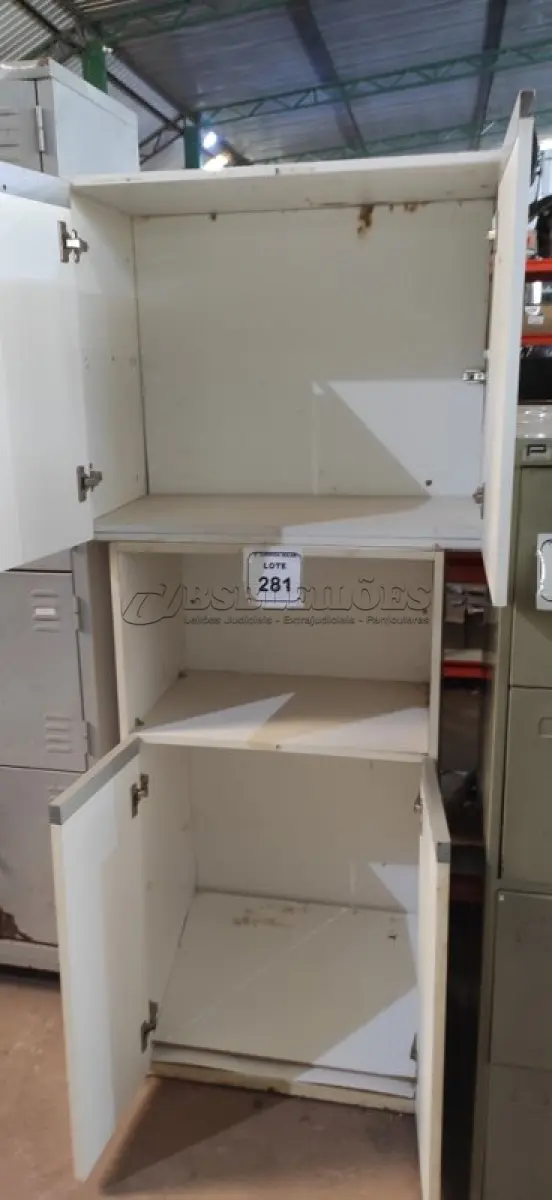 LOTE 281 - 01 ARMÁRIO EM MADEIRA PARA COZINHA. (NO ESTADO) ATENÇÃO! FAZER A VISITAÇÃO ANTES DE ARREMATAR, NÃO SABEMOS SE FUNCIONA, LEILÃO NÃO TEM GARANTIA E NEM DEVOLUÇÃO, SUJEITO A POSSÍVEIS AVARIAS VISÍVEIS/OCULTAS E/OU AUSÊNCIA DE COMPONENTES.