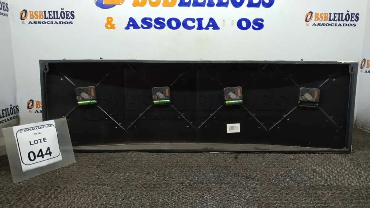 LOTE 044 - 01 RELÓGIO DE PAREDE. (NO ESTADO EM QUE SE ENCONTRA. SUJEITO A AVARIAS OCULTAS/VISÍVEIS)