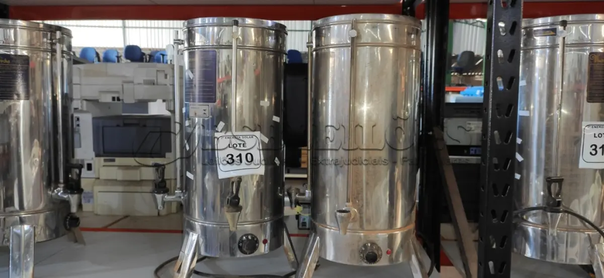 LOTE 310 - 02 CAFETEIRAS INDUSTRIAL MONARCHA. (NO ESTADO) ATENÇÃO! FAZER A VISITAÇÃO ANTES DE ARREMATAR, NÃO SABEMOS SE FUNCIONA, LEILÃO NÃO TEM GARANTIA E NEM DEVOLUÇÃO, SUJEITO A POSSÍVEIS AVARIAS VISÍVEIS/OCULTAS E/OU AUSÊNCIA DE COMPONENTES.