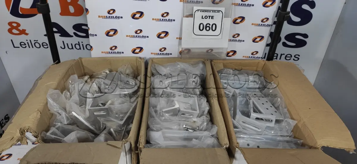 LOTE 060 - 03 CAIXAS DE SUPORTE SINGLE PARA PAINEL SOLARES. (NO ESTADO) ATENÇÃO! FAZER A VISITAÇÃO ANTES DE ARREMATAR, NÃO SABEMOS SE FUNCIONA, LEILÃO NÃO TEM GARANTIA E NEM DEVOLUÇÃO, SUJEITO A POSSÍVEIS AVARIAS VISÍVEIS/OCULTAS E/OU AUSÊNCIA DE COMPONENTES.