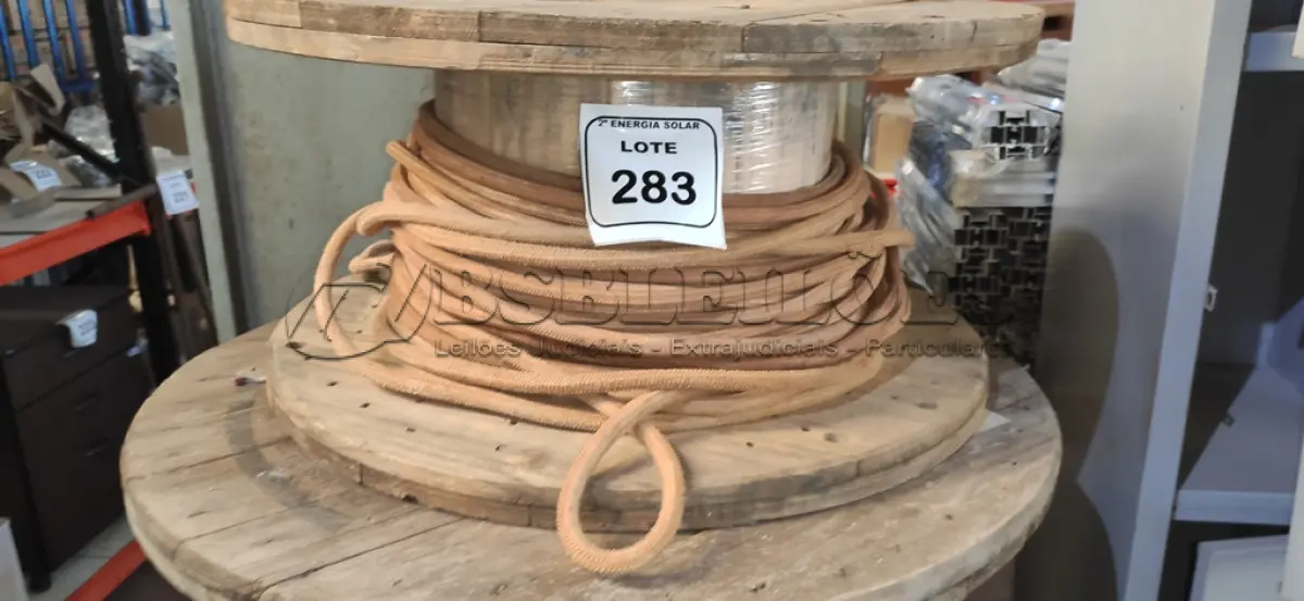 LOTE 283 - 01 CARRETEL COM CORDA. (NO ESTADO) ATENÇÃO! FAZER A VISITAÇÃO ANTES DE ARREMATAR, NÃO SABEMOS SE FUNCIONA, LEILÃO NÃO TEM GARANTIA E NEM DEVOLUÇÃO, SUJEITO A POSSÍVEIS AVARIAS VISÍVEIS/OCULTAS E/OU AUSÊNCIA DE COMPONENTES.