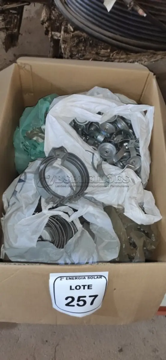 LOTE 257 - 01 CAIXAS COM ABRAÇADEIRAS DIVERSAS ANTIGAS. (NO ESTADO) ATENÇÃO! FAZER A VISITAÇÃO ANTES DE ARREMATAR, NÃO SABEMOS SE FUNCIONA, LEILÃO NÃO TEM GARANTIA E NEM DEVOLUÇÃO, SUJEITO A POSSÍVEIS AVARIAS VISÍVEIS/OCULTAS E/OU 