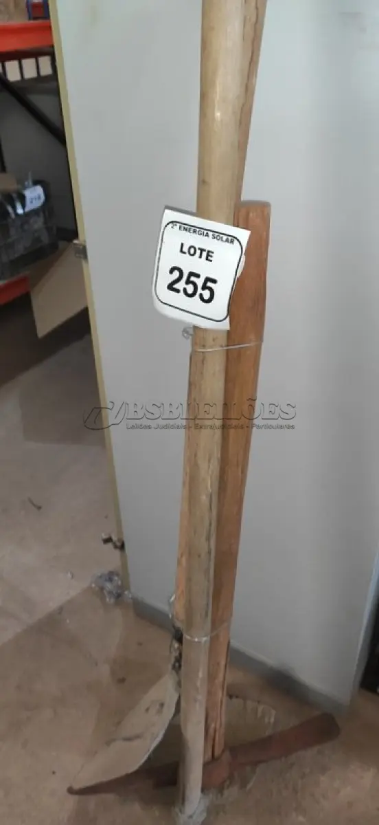 LOTE 255 - 01 PÁ COM CABO, 01 ENXADA COM CABO E 01 PICARETA COM CABO. (NO ESTADO) ATENÇÃO! FAZER A VISITAÇÃO ANTES DE ARREMATAR, NÃO SABEMOS SE FUNCIONA, LEILÃO NÃO TEM GARANTIA E NEM DEVOLUÇÃO, SUJEITO A POSSÍVEIS AVARIAS VISÍVEIS/OCULTAS E/OU 