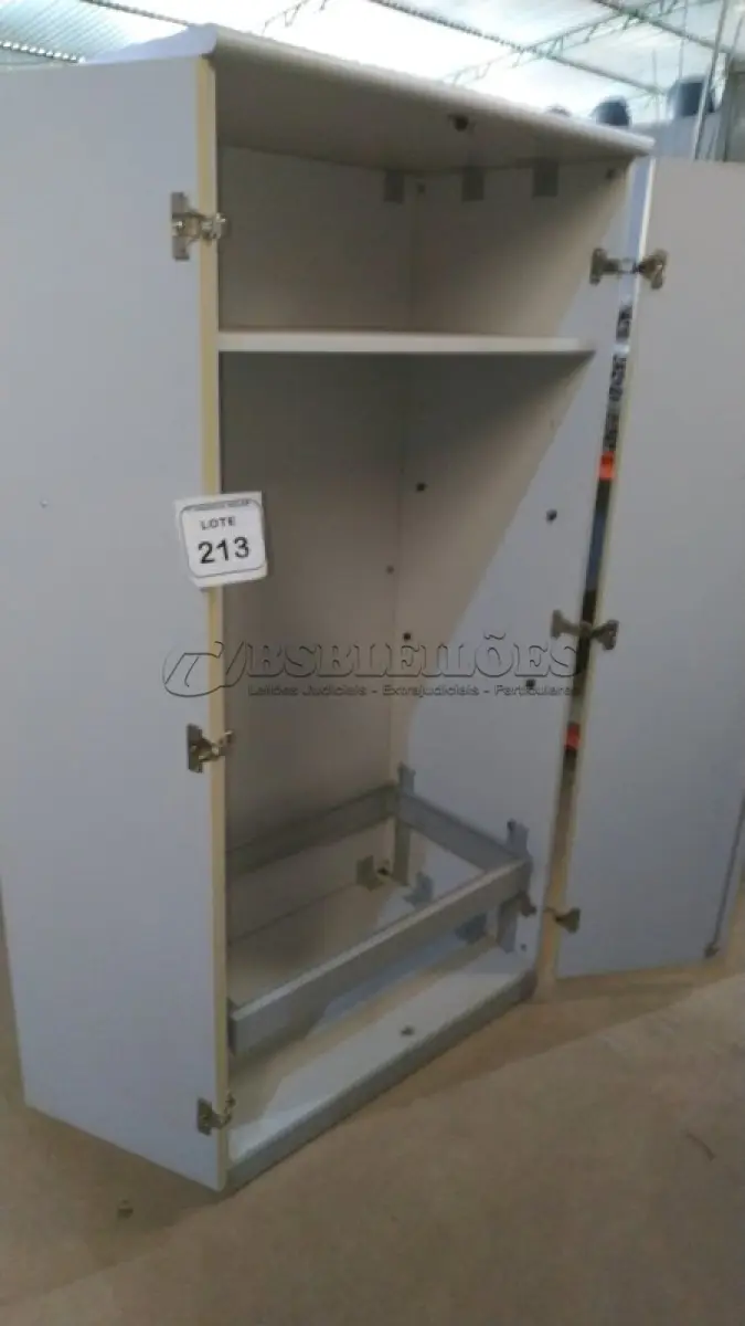 LOTE 213 - 01 ARMÁRIO EM MADEIRA 02 PORTAS COM 01 PRATELEIRA E 01 GAVETA PARA PASTA SUSPENSA. (NO ESTADO) ATENÇÃO! FAZER A VISITAÇÃO ANTES DE ARREMATAR, NÃO SABEMOS SE FUNCIONA, LEILÃO NÃO TEM GARANTIA E NEM DEVOLUÇÃO, SUJEITO A POSSÍVEIS AVARIAS VISÍVEIS/OCULTAS E/OU AUSÊNCIA DE COMPONENTES.