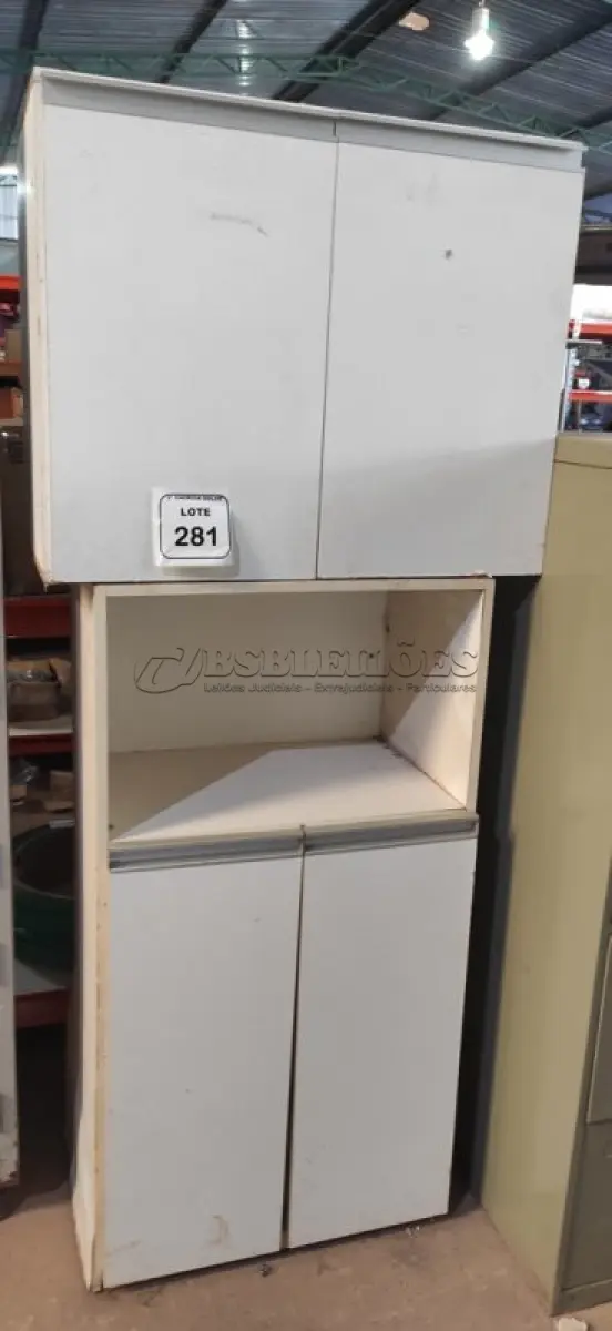 LOTE 281 - 01 ARMÁRIO EM MADEIRA PARA COZINHA. (NO ESTADO) ATENÇÃO! FAZER A VISITAÇÃO ANTES DE ARREMATAR, NÃO SABEMOS SE FUNCIONA, LEILÃO NÃO TEM GARANTIA E NEM DEVOLUÇÃO, SUJEITO A POSSÍVEIS AVARIAS VISÍVEIS/OCULTAS E/OU AUSÊNCIA DE COMPONENTES.