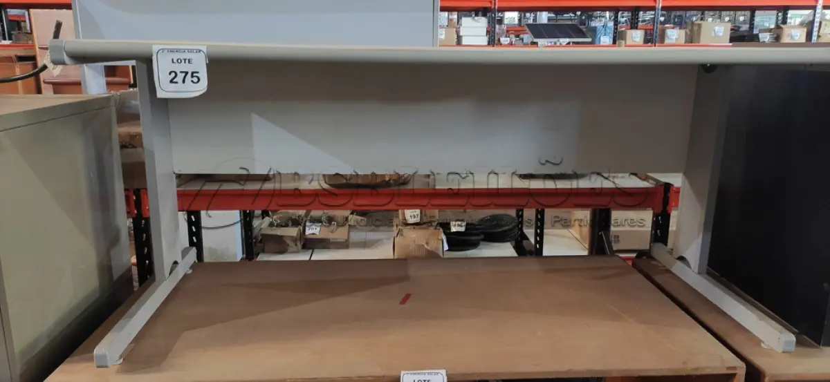 LOTE 275 - 01 MESA EM MADEIRA PARA ESCRITÓRIO. (NO ESTADO) ATENÇÃO! FAZER A VISITAÇÃO ANTES DE ARREMATAR, NÃO SABEMOS SE FUNCIONA, LEILÃO NÃO TEM GARANTIA E NEM DEVOLUÇÃO, SUJEITO A POSSÍVEIS AVARIAS VISÍVEIS/OCULTAS E/OU AUSÊNCIA DE COMPONENTES.