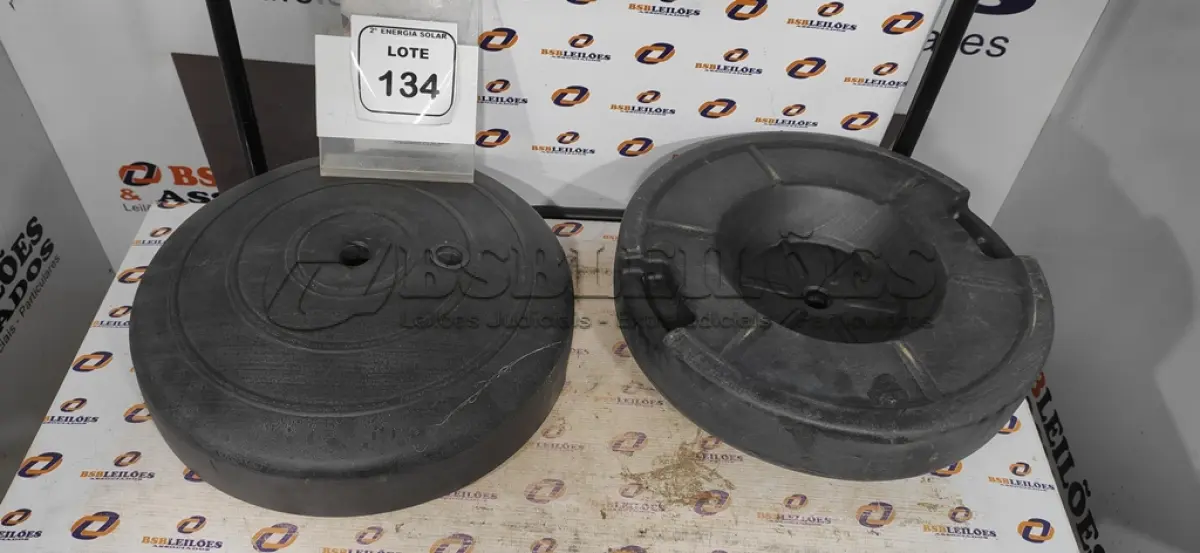 LOTE 134 - 04 BALDES DE AÇO PARA OBRA E 02 SUPORTES DE BANDEIRA. (NO ESTADO) ATENÇÃO! FAZER A VISITAÇÃO ANTES DE ARREMATAR, NÃO SABEMOS SE FUNCIONA, LEILÃO NÃO TEM GARANTIA E NEM DEVOLUÇÃO, SUJEITO A POSSÍVEIS AVARIAS VISÍVEIS/OCULTAS E/OU AUSÊNCIA DE COMPONENTES.