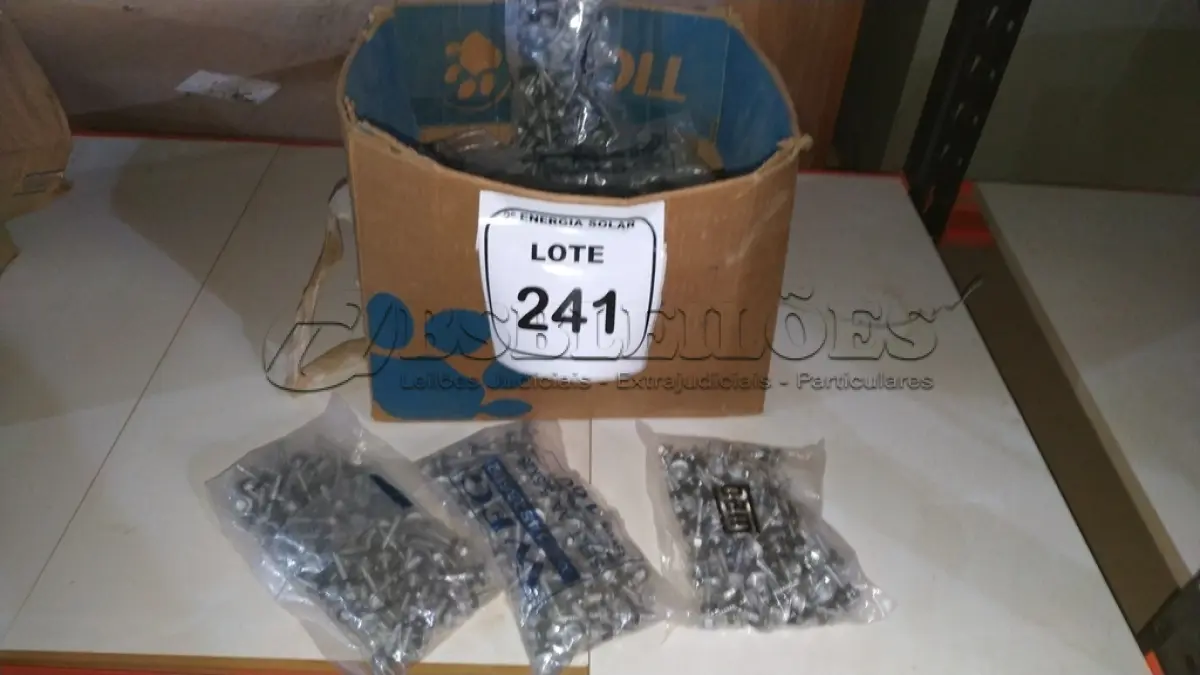 LOTE 241 - 01 CAIXA COM APROXIMADAMENTE 1200 PARAFUSOS AUTO BROCANTE. (NO ESTADO) ATENÇÃO! FAZER A VISITAÇÃO ANTES DE ARREMATAR, NÃO SABEMOS SE FUNCIONA, LEILÃO NÃO TEM GARANTIA E NEM DEVOLUÇÃO, SUJEITO A POSSÍVEIS AVARIAS VISÍVEIS/OCULTAS E/OU 