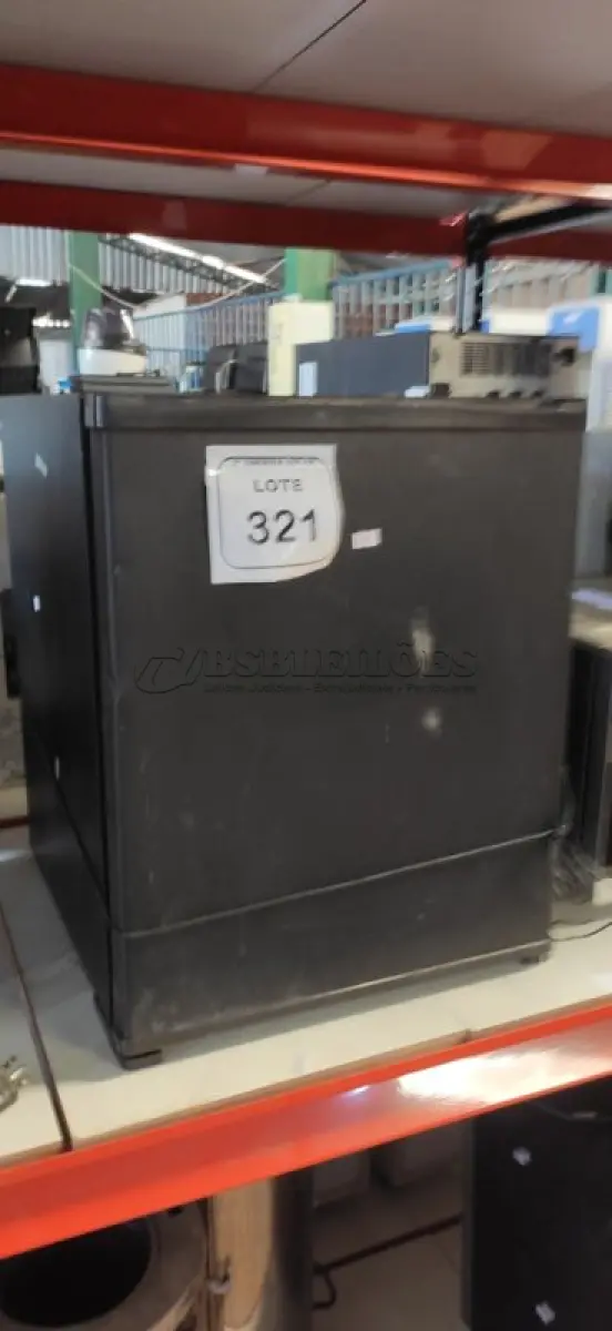 LOTE 321 - 01 FRIGOBAR 50 LITROS DOMETIC. (NO ESTADO) ATENÇÃO! FAZER A VISITAÇÃO ANTES DE ARREMATAR, NÃO SABEMOS SE FUNCIONA, LEILÃO NÃO TEM GARANTIA E NEM DEVOLUÇÃO, SUJEITO A POSSÍVEIS AVARIAS VISÍVEIS/OCULTAS E/OU AUSÊNCIA DE COMPONENTES.