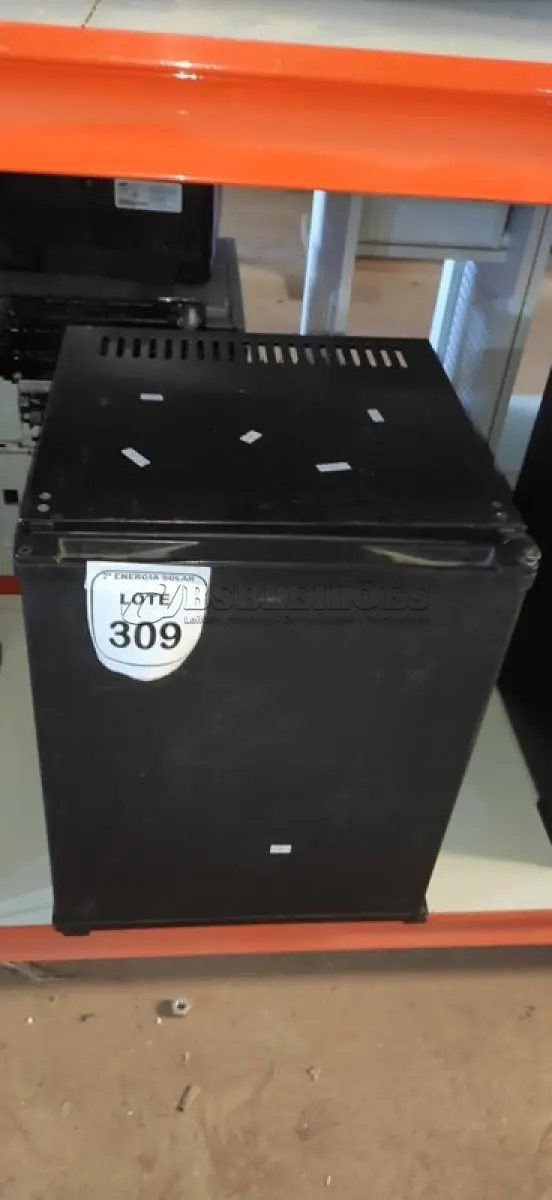 LOTE 309 - 01 FRIGOBAR 50 LITROS DOMETIC. (NO ESTADO) ATENÇÃO! FAZER A VISITAÇÃO ANTES DE ARREMATAR, NÃO SABEMOS SE FUNCIONA, LEILÃO NÃO TEM GARANTIA E NEM DEVOLUÇÃO, SUJEITO A POSSÍVEIS AVARIAS VISÍVEIS/OCULTAS E/OU AUSÊNCIA DE COMPONENTES.