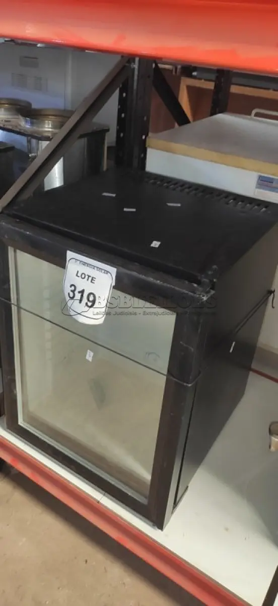 LOTE 319 - 01 FRIGOBAR 50 LITROS DOMETIC. (NO ESTADO) ATENÇÃO! FAZER A VISITAÇÃO ANTES DE ARREMATAR, NÃO SABEMOS SE FUNCIONA, LEILÃO NÃO TEM GARANTIA E NEM DEVOLUÇÃO, SUJEITO A POSSÍVEIS AVARIAS VISÍVEIS/OCULTAS E/OU AUSÊNCIA DE COMPONENTES.