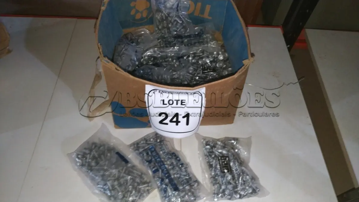 LOTE 241 - 01 CAIXA COM APROXIMADAMENTE 1200 PARAFUSOS AUTO BROCANTE. (NO ESTADO) ATENÇÃO! FAZER A VISITAÇÃO ANTES DE ARREMATAR, NÃO SABEMOS SE FUNCIONA, LEILÃO NÃO TEM GARANTIA E NEM DEVOLUÇÃO, SUJEITO A POSSÍVEIS AVARIAS VISÍVEIS/OCULTAS E/OU 