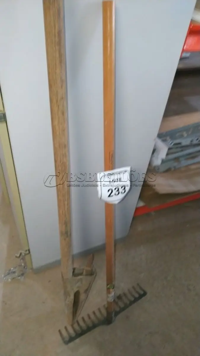 LOTE 233 - 01 RASTELO COM CABO E 01 CAVADEIRA MANUAL FALTANDO UM CABO. (NO ESTADO) ATENÇÃO! FAZER A VISITAÇÃO ANTES DE ARREMATAR, NÃO SABEMOS SE FUNCIONA, LEILÃO NÃO TEM GARANTIA E NEM DEVOLUÇÃO, SUJEITO A POSSÍVEIS AVARIAS VISÍVEIS/OCULTAS E/OU AUSÊNCIA DE COMPONENTES.