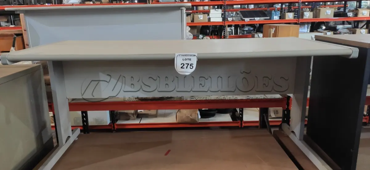LOTE 275 - 01 MESA EM MADEIRA PARA ESCRITÓRIO. (NO ESTADO) ATENÇÃO! FAZER A VISITAÇÃO ANTES DE ARREMATAR, NÃO SABEMOS SE FUNCIONA, LEILÃO NÃO TEM GARANTIA E NEM DEVOLUÇÃO, SUJEITO A POSSÍVEIS AVARIAS VISÍVEIS/OCULTAS E/OU AUSÊNCIA DE COMPONENTES.