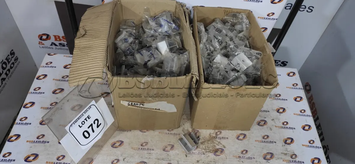 LOTE 072 - 02 CAIXAS COM GRAMPOS TERMINAIS FINAIS INT 35X40MM. (NO ESTADO) ATENÇÃO! FAZER A VISITAÇÃO ANTES DE ARREMATAR, NÃO SABEMOS SE FUNCIONA, LEILÃO NÃO TEM GARANTIA E NEM DEVOLUÇÃO, SUJEITO A POSSÍVEIS AVARIAS VISÍVEIS/OCULTAS E/OU AUSÊNCIA DE COMPONENTES.