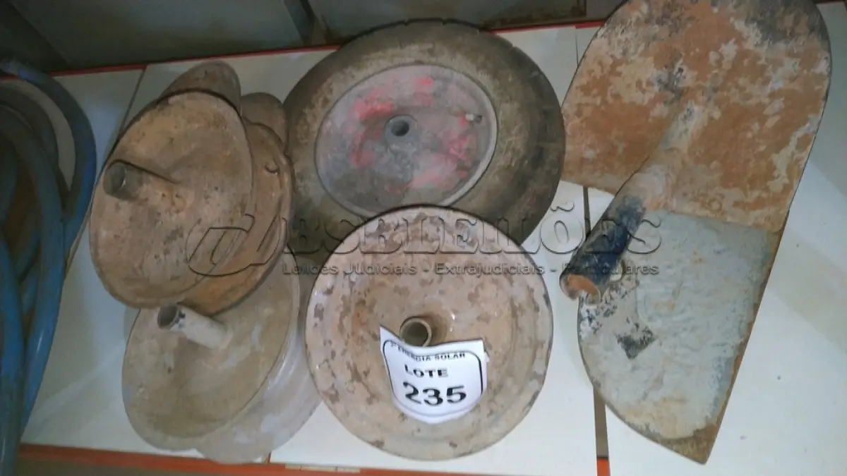 LOTE 235 - 01 LOTE COM RODAS DE CARRINHO DE MÃO 01 PÁ SEM CABO E 01 ENXADA SEM CABO.  (NO ESTADO) ATENÇÃO! FAZER A VISITAÇÃO ANTES DE ARREMATAR, NÃO SABEMOS SE FUNCIONA, LEILÃO NÃO TEM GARANTIA E NEM DEVOLUÇÃO, SUJEITO A POSSÍVEIS AVARIAS VISÍVEIS/OCULTAS