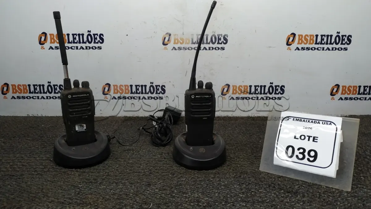 LOTE 039 - 02 RÁDIOS MOTOROLA HAND HELD DEP 450 UHF 403. (NO ESTADO EM QUE SE ENCONTRA. SUJEITO A AVARIAS OCULTAS/VISÍVEIS) BH1645J/ AV9489S