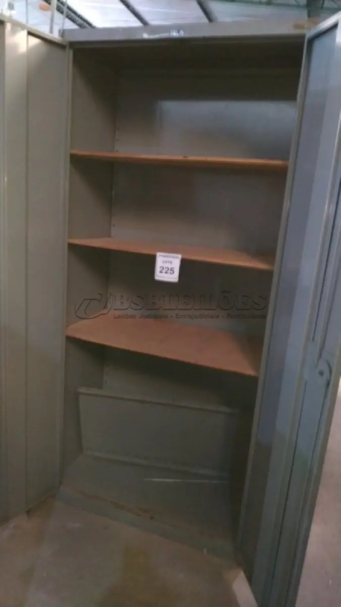 LOTE 225 - 01 ARMÁRIO DE AÇO COM 02 PORTAS E 3 PRATELEIRAS. (NO ESTADO) ATENÇÃO! FAZER A VISITAÇÃO ANTES DE ARREMATAR, NÃO SABEMOS SE FUNCIONA, LEILÃO NÃO TEM GARANTIA E NEM DEVOLUÇÃO, SUJEITO A POSSÍVEIS AVARIAS VISÍVEIS/OCULTAS E/OU AUSÊNCIA DE COMPONENTES.