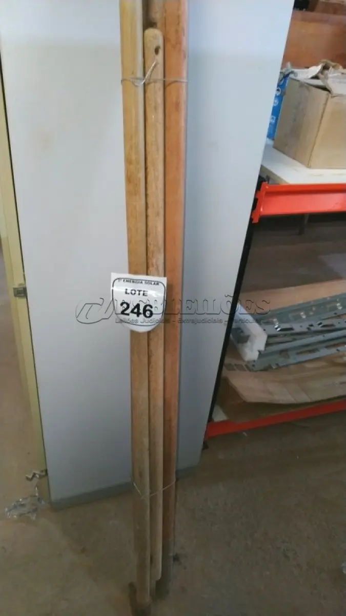 LOTE 246 - 01 LOTE COM CABOS DE FERRAMENTAS. (NO ESTADO) ATENÇÃO! FAZER A VISITAÇÃO ANTES DE ARREMATAR, NÃO SABEMOS SE FUNCIONA, LEILÃO NÃO TEM GARANTIA E NEM DEVOLUÇÃO, SUJEITO A POSSÍVEIS AVARIAS VISÍVEIS/OCULTAS E/OU 