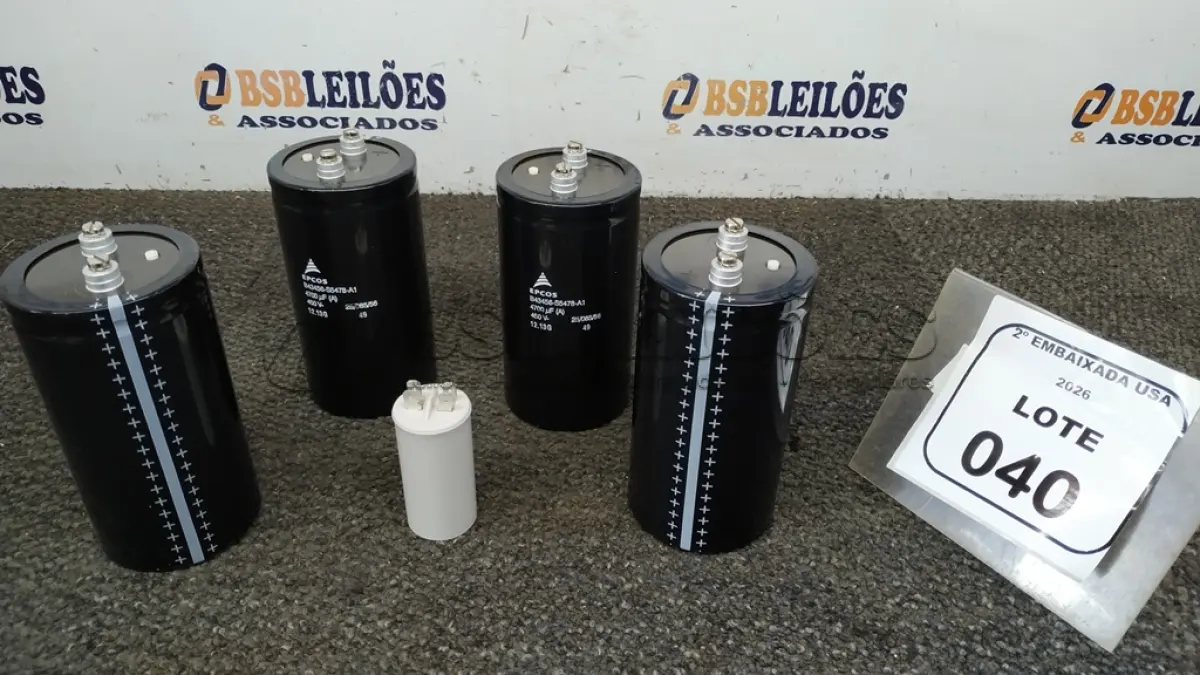LOTE 040 - 04 CAPACITORES EPCOS 4700NF 450V. (NO ESTADO EM QUE SE ENCONTRA. SUJEITO A AVARIAS OCULTAS/VISÍVEIS)