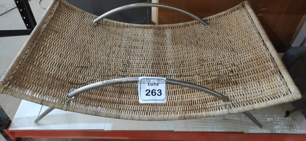 LOTE 263 - 01 MESA PARA DECORAÇÃO. (NO ESTADO) ATENÇÃO! FAZER A VISITAÇÃO ANTES DE ARREMATAR, NÃO SABEMOS SE FUNCIONA, LEILÃO NÃO TEM GARANTIA E NEM DEVOLUÇÃO, SUJEITO A POSSÍVEIS AVARIAS VISÍVEIS/OCULTAS E/OU AUSÊNCIA DE COMPONENTES.