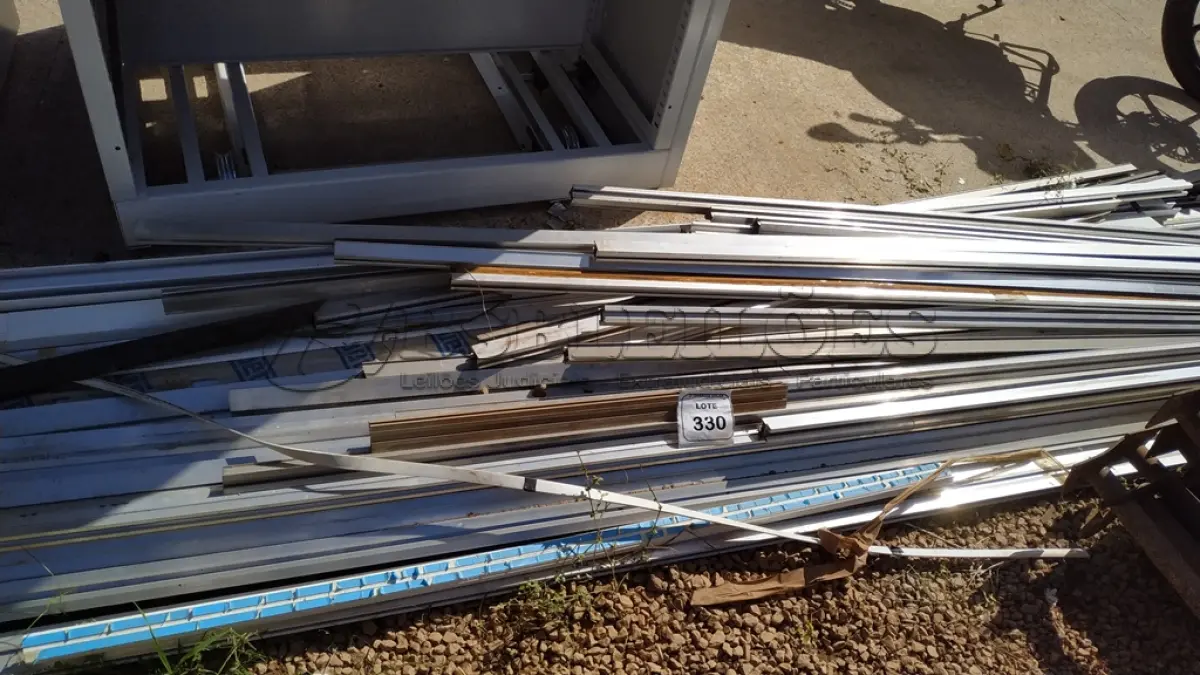 LOTE 330 - 01 LOTE COM PERFIS EM ALUMÍNIO. (NO ESTADO) ATENÇÃO! FAZER A VISITAÇÃO ANTES DE ARREMATAR, NÃO SABEMOS SE FUNCIONA, LEILÃO NÃO TEM GARANTIA E NEM DEVOLUÇÃO, SUJEITO A POSSÍVEIS AVARIAS VISÍVEIS/OCULTAS E/OU AUSÊNCIA DE COMPONENTES.