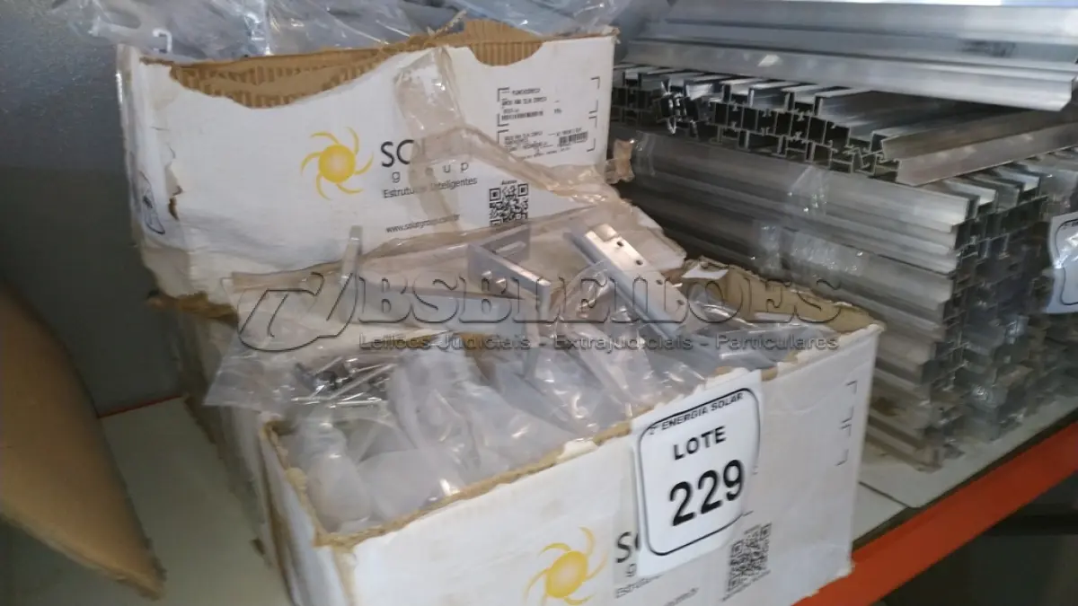 LOTE 229 - 04 CAIXAS COM GANCHO PARA TELHA CERÂMICA. (NO ESTADO) ATENÇÃO! FAZER A VISITAÇÃO ANTES DE ARREMATAR, NÃO SABEMOS SE FUNCIONA, LEILÃO NÃO TEM GARANTIA E NEM DEVOLUÇÃO, SUJEITO A POSSÍVEIS AVARIAS VISÍVEIS/OCULTAS E/OU 